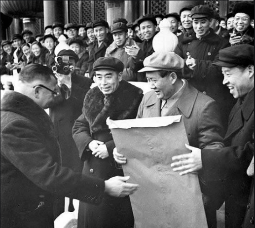 1956年1月北京各界庆祝社会主义改造胜利联欢大会—工商界代表乐松生向毛主席献报喜信.png